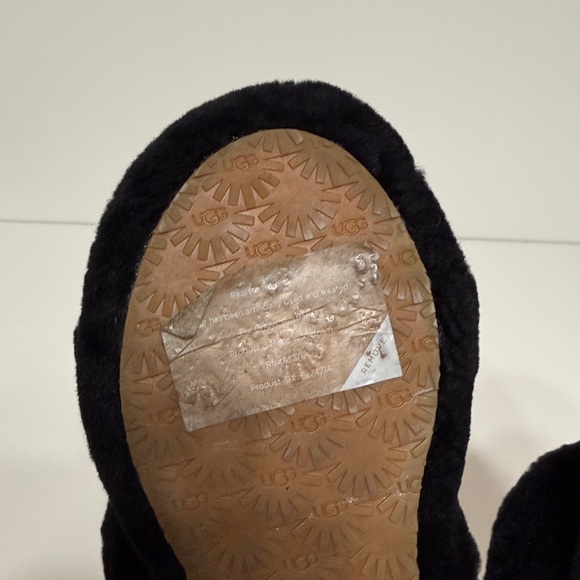 UGG “Oh Yeah” Slide Sandals in Black Sheepskin with an Elastic UGG Logo Strap - Picture 15 of 16